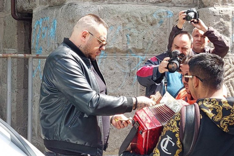 Aleksandra Nikolić i FIlip Car izveli ćerku Leonu iz porodilišta