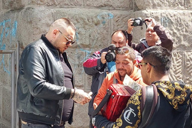 Aleksandra Nikolić i FIlip Car izveli ćerku Leonu iz porodilišta