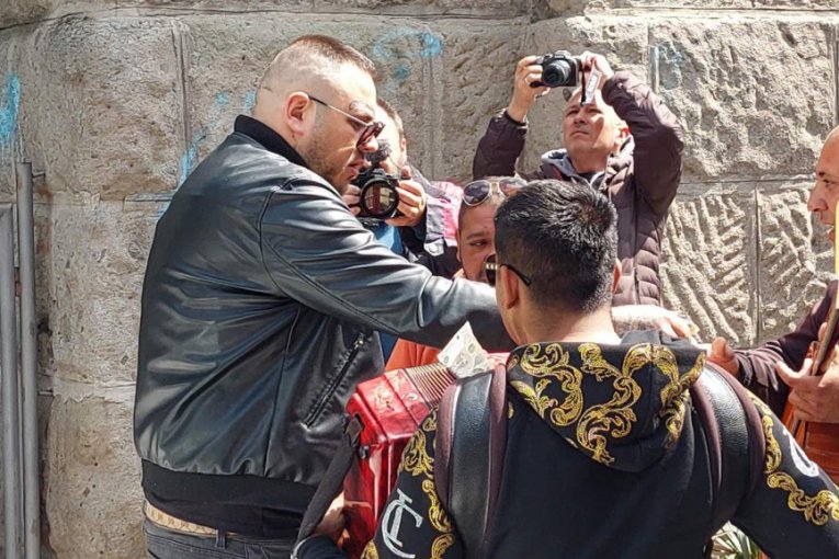 Aleksandra Nikolić i FIlip Car izveli ćerku Leonu iz porodilišta