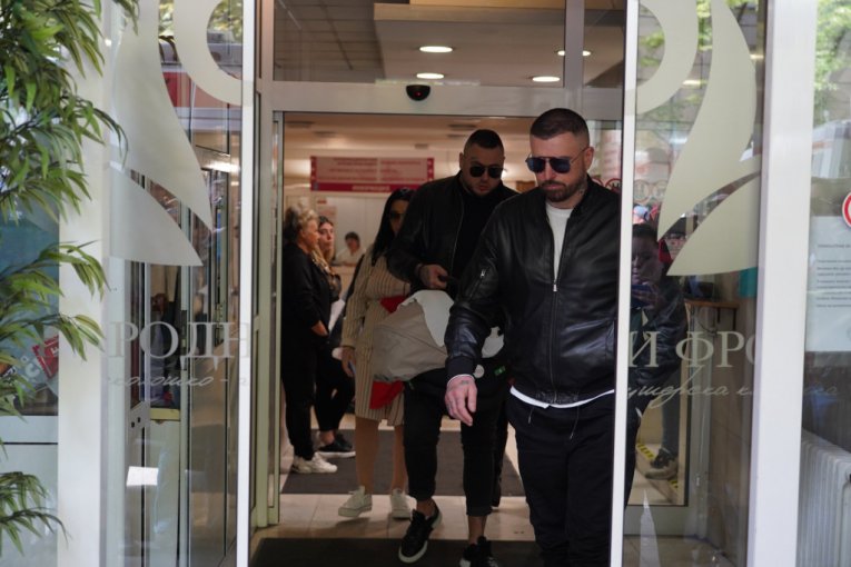 Filip Car izveo Aleksandru Nikolić iz porodilišta