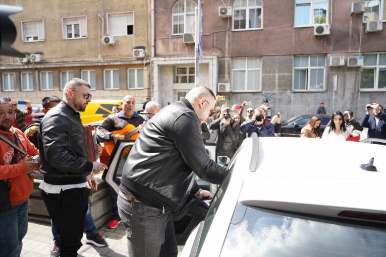 Filip Car izveo Aleksandru Nikolić iz porodilišta