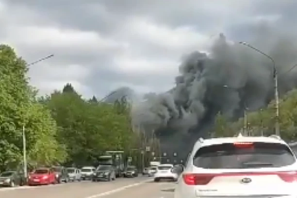 UZBUNA U RUSIJI! Gusti crni dim se nadvio nad Voronježom, otkriveno šta se dešava (VIDEO)