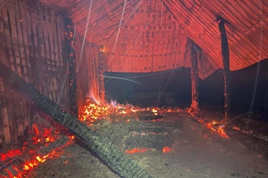 OD PLANINARSKOG DOMA OSTALO SAMO ZGARIŠTE! Potresne slike kod Tutina: Sve što smo gradili NESTALO ZA PAR SATI (FOTO)