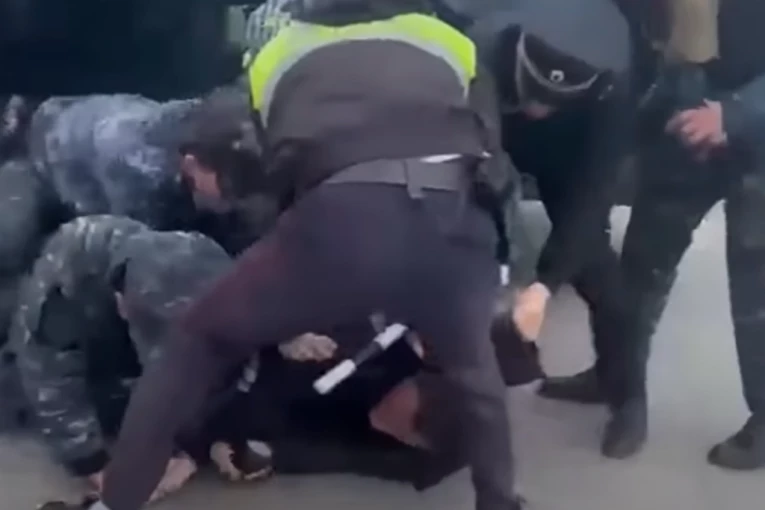 RUSKI PROBLEMI SA ČEČENIMA: Policija privela Kadirovljevog ministra, a ono što je nakon toga učinjeno ostavilo je zemlju bez reči (VIDEO)