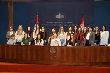 Ministar Jovanović ugostio devojčice iz OŠ „Sveti Sava“ u Vladi RS! (GALERIJA)