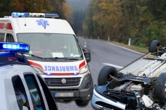 TEŠKA NESREĆA KOD UŽICA! Automobil udario u kameni usek, pa se prevrnuo! (VIDEO)