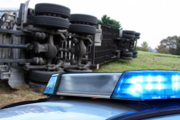 UŽASNA SAOBRAĆAJKA NA AUTO-PUTU! Sudarila se cisterna sa pet automobila, IMA POGINULIH