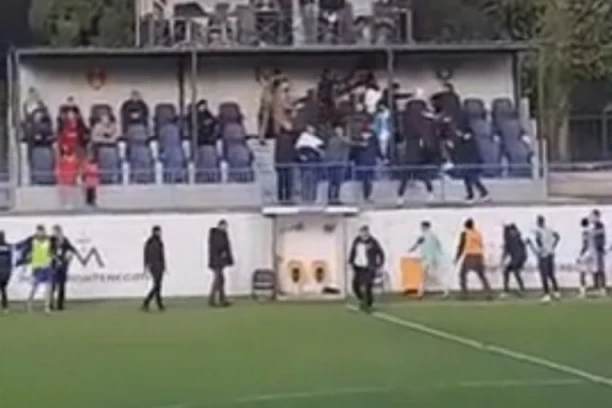 OVO JOŠ NISTE VIDELI: Kada podivljaju navijačke strasti - opšta tuča u loži na stadionu!
