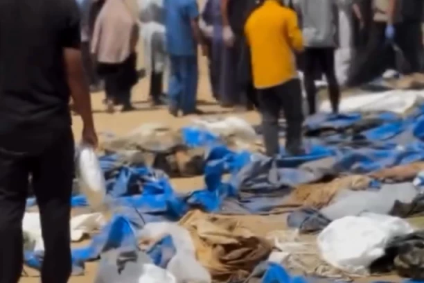 (UZNEMIRUJUĆE!) "NE ZNAMO DA LI SU ŽIVI SAHRANJENI ILI POGUBLJENI" Otkrivena masovna grobnica u Kan Junisu šokirala svet (VIDEO)