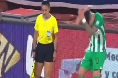 DA LI JE MOGUĆE? Fudbaler tokom utakmice pogođen nožem u glavu! (VIDEO)