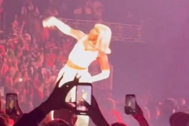 PREKINUT KONCERT! Pevačicu POGODILI u glavu, ona PODIVLJALA, pa napravila HAOS! (VIDEO)