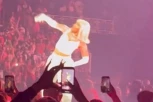 PREKINUT KONCERT! Pevačicu POGODILI u glavu, ona PODIVLJALA, pa napravila HAOS! (VIDEO)