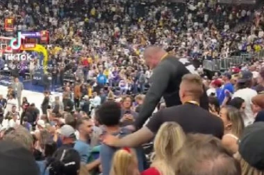 JOKIĆEV BRAT PESNICOM UDARA NAVIJAČA! Haos u Denveru - nemile scene na tribinama! (VIDEO)