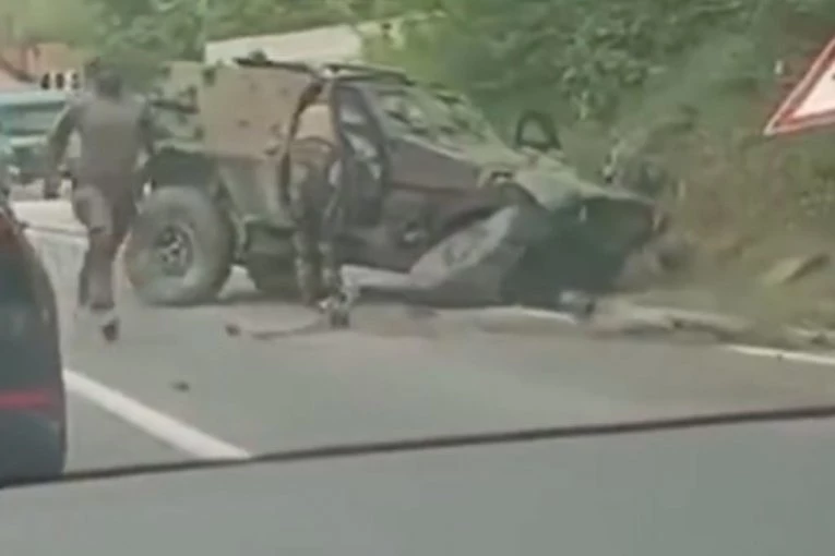 VOZILO EUFOR-A UČESTVOVALO U SAOBRAĆAJKI KOD SREBRENIKA: Vozač izgubio kontrolu i zabio se u stenu! (VIDEO)