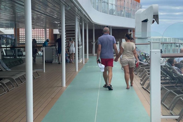 Nebojša Milosavljević sa pratnjom na kruzeru