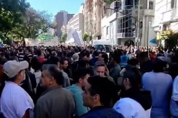 HAOS U CENTRU PRESTONICE: Demonstranti ustali protiv predsednika, policija ispalila SUZAVAC I VODENE TOPOVE