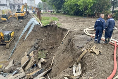 ODJEDNOM SE POJAVIO AMBIS ODMAH DO ŠKOLE! Haos u Čačku, propao put, ogromna rupa nasred ulice: "Tim putem prolazi puno dece"! (FOTO)