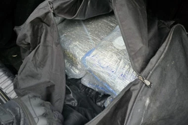 FILMSKO HAPŠENJE U BEOGRADU! Uhapšen muškarac sa čak 15 kila droge! (FOTO, VIDEO)