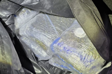 POTERA ZA NOŽICOM: Policija se rastrčala, a automobilu pronađeno tri kilograma droge