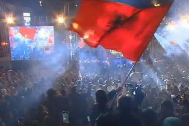 JEZIVO, OVO JE SKOPJE! NEŠTO SE SPREMA?! Mitinzi Albanaca postaju sve opasniji, poslali zastrašujuću poruku Makedoncima! (VIDEO)