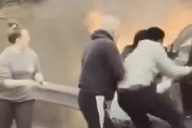 IZNENADA SKRENUO S PUTA, UDARIO U STUB I ZAPALIO SE: Pogledajte dramatičnu akciju spasavanja vozača iz automobila (VIDEO)