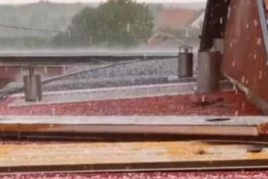 JAK GRAD U OKOLINI BEOGRADA: Sve tutnji, zabeleo se krov! Pojava SUPERĆELIJA moguća do 18 sati (VIDEO)