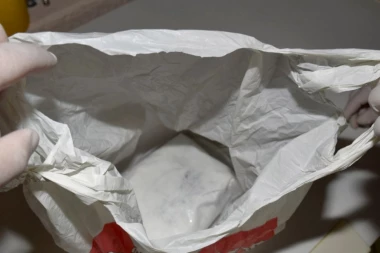 POLICIJA PRETRESLA STAN I PRONAŠLA VIŠE OD KILOGRAMA DROGE: Uhapšen muškarac iz Kule!