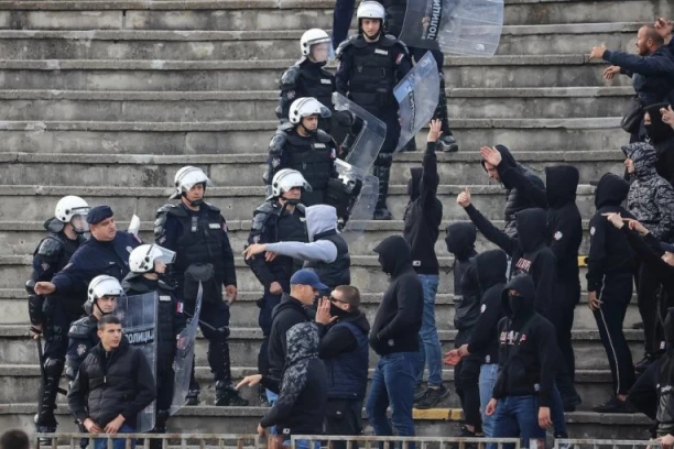 SKANDALOZNE SCENE NA ČIKA DAČI: Navijači Vojvodine brutalno vređali Feđu Dudića, reagovala i policija!