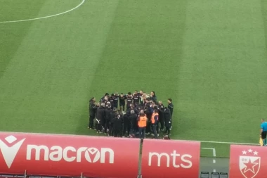 NEČUVEN POČETAK DERBIJA! PARTIZAN PROTESTVOVAO NA DOSAD NEVIĐEN NAČIN: Marković opomenut PRE prvog zvižduka! (FOTO)
