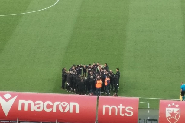 NEČUVEN POČETAK DERBIJA! PARTIZAN PROTESTVOVAO NA DOSAD NEVIĐEN NAČIN: Marković opomenut PRE prvog zvižduka! (FOTO)