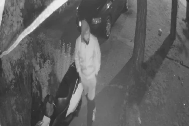 AKO GA PREPOZNATE ODMAH JAVITE POLICIJI! Razbojnik upao ljudima u kuću dok su spavali i opelješio ih! (VIDEO)