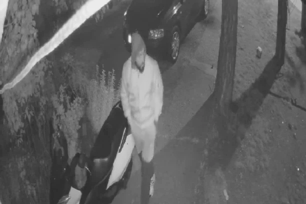 AKO GA PREPOZNATE ODMAH JAVITE POLICIJI! Razbojnik upao ljudima u kuću dok su spavali i opelješio ih! (VIDEO)