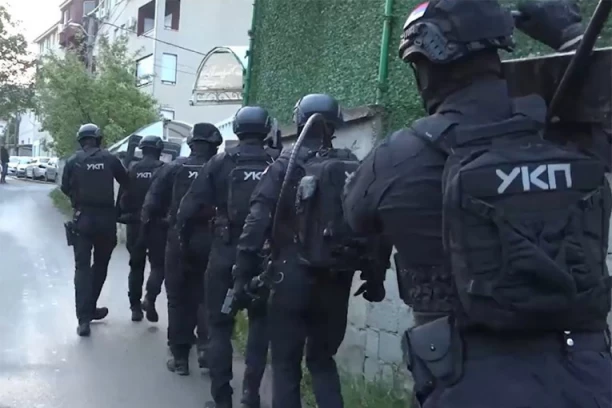ZAPLENJEN ČITAV ARSENAL I PREKO 30 KILOGRAMA OPOJNIH DROGA! U velikoj akciji uhapšene 44 osobe zbog trgovine narkoticima i nedozvoljenog držanja oružja