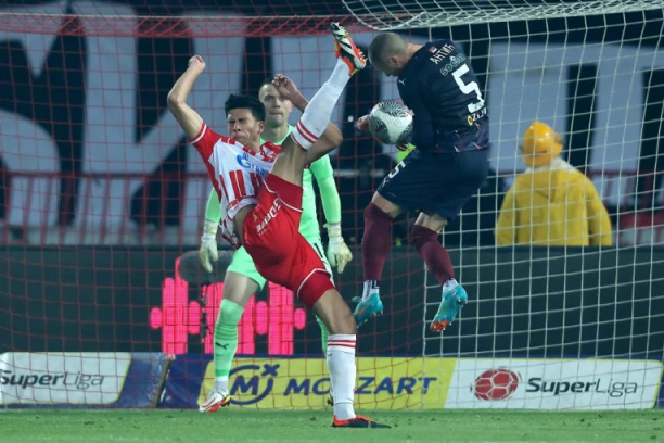 JEZIV PRIZOR NA MARAKANI! STAMENIĆ UMESTO LOPTE "RAZVALIO" ANTIĆU GLAVU: Igrač Partizana krvav (VIDEO)