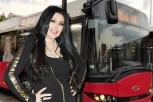 DRAGANA MIRKOVIĆ UHVAĆENA KAKO SE VOZI AUTOBUSOM: U jeku razvoda napustila DVORAC, vuče torbe i kofere!