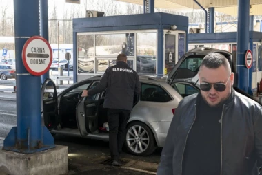 CAR ZAUSTAVLJEN NA GRANICI: Policija mu IZVRNULA sve stvari! (FOTO)