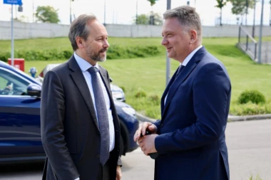 MINISTAR JOVANOVIĆ SE SASTAO SA ŽIOFREOM: Razgovarali o  planovima dalje modernizacije u Državnom data centru u Kragujevcu (FOTO)