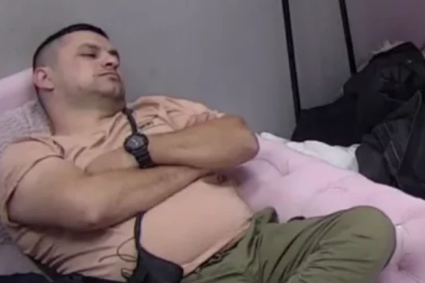KAO PROGONITELJ! Jeziva scenu u Eliti, Bebica zbog OVOGA nije skidao pogled sa Teodore Delić! (FOTO)