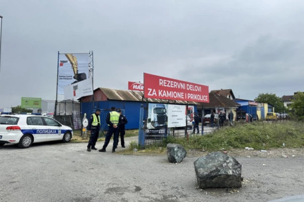 RODITELJIMA UBIJENOG MUŠKARCA POZLILO, HITNA POMOĆ NA LICU MESTA! Potresne scene na mestu ubistva u Čačku!