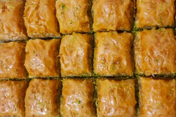 OVAJ RECEPT ZA BAKLAVU SVIMA USPEVA IZ PRVE: Toliko je SOČNA i UKUSNA da će vam svi tražiti još!