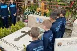 I KAMEN BI ZAPLAKAO: Grupa mališana iz Novog Sad odala počast legendarnom fudbaleru - posetili grob Siniše Mihajlovića!
