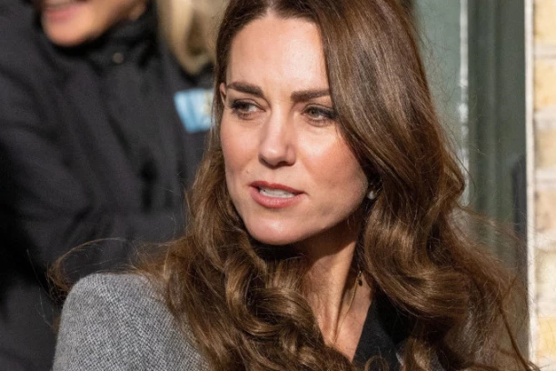 KEJT MIDLTON PRVI PUT U JAVNOSTI POSLE HEMOTERAPIJE: Sedela kraj Vilijama u autu, jedan detalj zapao je SVIMA ZA OKO (VIDEO)