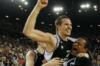 VREME NIJE ISTEKLO... NA DANAŠNJI DATUM GROBARI SU PLAKALI OD SREĆE, ALI I OD TUGE: Evo zašto je 25. april značajan za sve navijače Partizana (VIDEO)