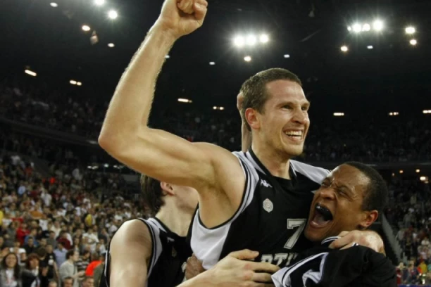 VREME NIJE ISTEKLO... NA DANAŠNJI DATUM GROBARI SU PLAKALI OD SREĆE, ALI I OD TUGE: Evo zašto je 25. april značajan za sve navijače Partizana (VIDEO)