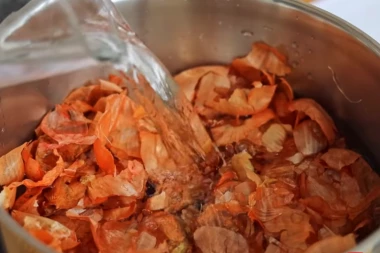 ZA TE PARE MOŽE DA SE KUPI MINIMUM TRI KILA LUKA! Cena lukovine pred Uskrs zapanjila Srbe! DA LI JE OVO REALNO!?