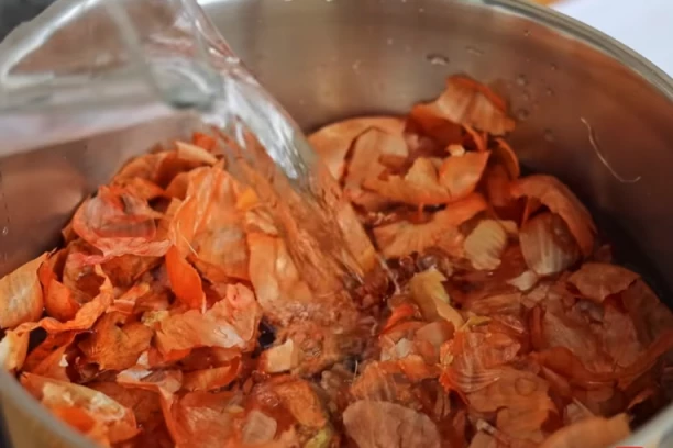 ZA TE PARE MOŽE DA SE KUPI MINIMUM TRI KILA LUKA! Cena lukovine pred Uskrs zapanjila Srbe! DA LI JE OVO REALNO!?