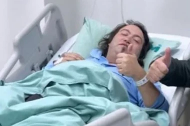 PRVA FOTOGRAFIJA RASTE NAKON OPERACIJE: Reper prikovan za KREVET, potresne scene iz bolnice KIDAJU DUŠU! (FOTO)