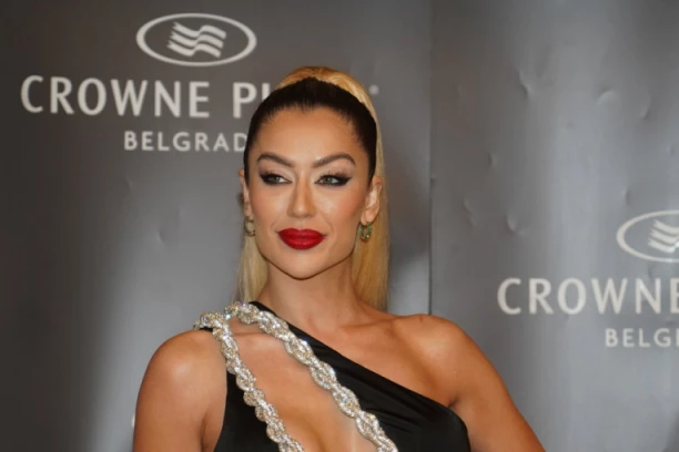 TEA TAIROVIĆ ODMAH PREKINULA NASTUP: Usred pesme napravila HUMANI potez koji će se prepričavati! (VIDEO)