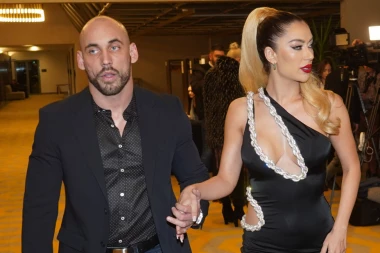 OVO JE NOVI DEČKO TEE TAIROVIĆ: Kažu da je pravi APOLON, ne izlazi iz teretane, a evo ŠTA radi za pevačicu (FOTO)