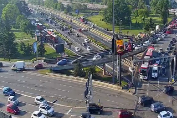 GUŽVE NA ULICAMA BEOGRADA! Petak zakrčio ulice, kolaps i UDES! (FOTO)